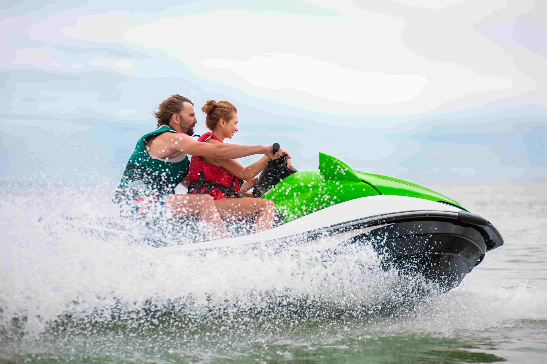 Casal dirigindo uma moto aquática, simbolizando o uso do consórcio de jet ski para a aquisição de pequenas embarcações.